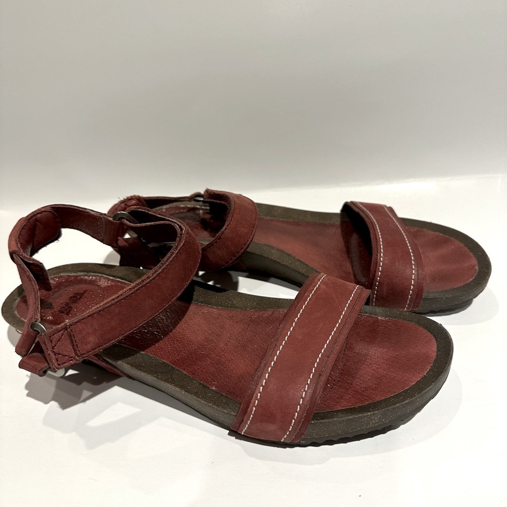 Teva Ysidro Stitch leather Flat Sandal in red